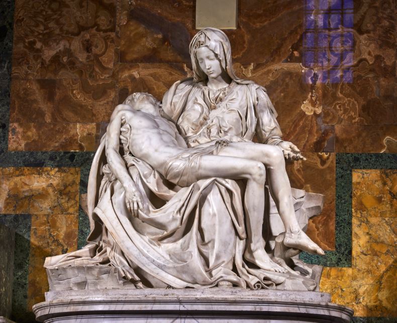 Скульптура Микеланджело в соборе Петра