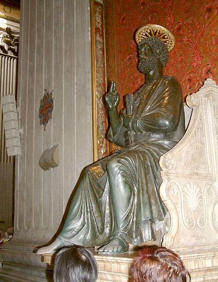 Статуя Святого Петра в соборе