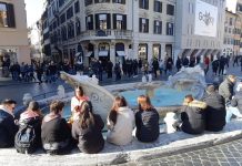 Фонтан на площади Испании