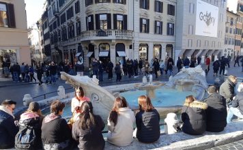 Фонтан на площади Испании