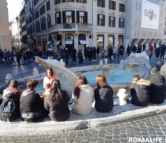 Фонтан на площади Испании