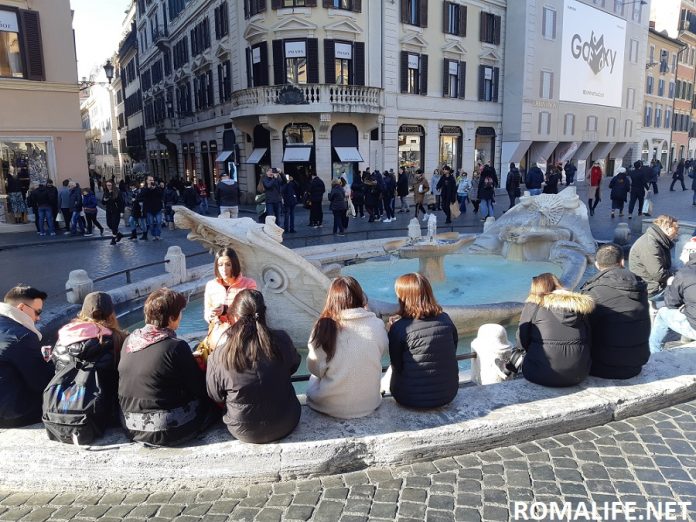 Фонтан на площади Испании